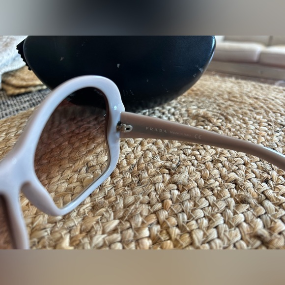 Prada sunglasses - Picture 4 of 9
